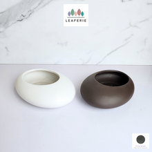 Load image into Gallery viewer, The Leaferie Georgia shallow pot. 2 colours white and brown. ceramic material