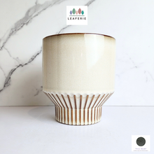 Load image into Gallery viewer, The Leaferie Natalie pot. ceramic material and beige colour.