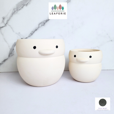 The Leaferie Ejiro white snow man ceramic pot.