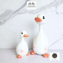Load image into Gallery viewer, The Leaferie Ollie duck set of 2 ducklings. Material Resin.