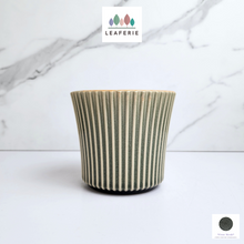Load image into Gallery viewer, The Leaferie Waara ceramic pot.