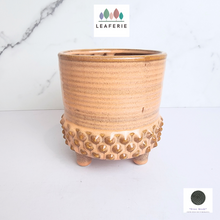 Load image into Gallery viewer, The Leaferie Keenan pot with stand. ceramic material