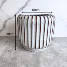 Load image into Gallery viewer, The Leaferie Aubert flowerpot. ceramic material