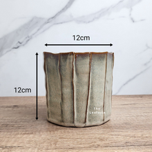 Load image into Gallery viewer, The Leaferie Darby pot. ceramic material.