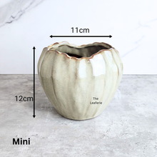 Load image into Gallery viewer, Maple Flowerpot (2 sizes)