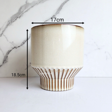 Load image into Gallery viewer, The Leaferie Natalie pot. ceramic material and beige colour.