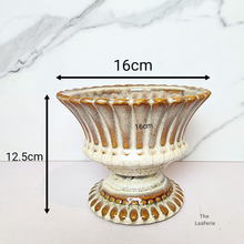 Load image into Gallery viewer, The Leaferie Amara flowerpot. 2 colours beige and green. ceramic material