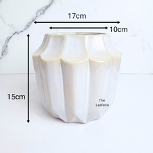 Load image into Gallery viewer, The Leaferie Fountaine white flowerpot. ceramic material