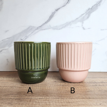 Load image into Gallery viewer, The Leaferie shiri flowerpot. ceramic material . green and pink colour