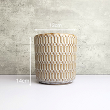 Load image into Gallery viewer, The Leaferie Bayani Flowerpot. ceramic beige planter.