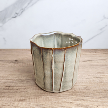 Load image into Gallery viewer, The Leaferie Darby pot. ceramic material.