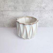 Load image into Gallery viewer, The Leaferie Froja white flowerpot. ceramic pot