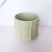 Load image into Gallery viewer, The Leaferie Leo green flowerpot. ceramic material