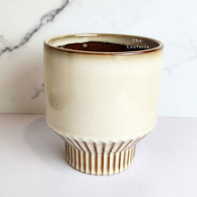 Load image into Gallery viewer, The Leaferie Natalie pot. ceramic material and beige colour.