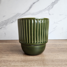 Load image into Gallery viewer, The Leaferie shiri flowerpot. ceramic material . green and pink colour