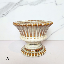 Load image into Gallery viewer, The Leaferie Amara flowerpot. 2 colours beige and green. ceramic material