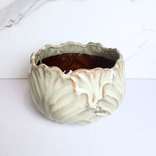 Load image into Gallery viewer, The Leaferie Kolden Shallow pot. ceramic material and beige colour.