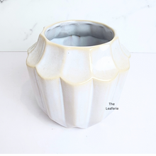Load image into Gallery viewer, The Leaferie Fountaine white flowerpot. ceramic material