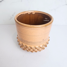 Load image into Gallery viewer, The Leaferie Keenan pot with stand. ceramic material