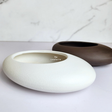 Load image into Gallery viewer, The Leaferie Georgia shallow pot. 2 colours white and brown. ceramic material