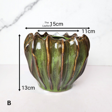 Load image into Gallery viewer, The Leaferie Elo flowerpot. 2 colours and sizes. green and red ceramic pot