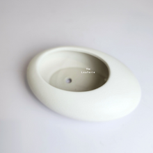 Load image into Gallery viewer, The Leaferie Georgia shallow pot. 2 colours white and brown. ceramic material