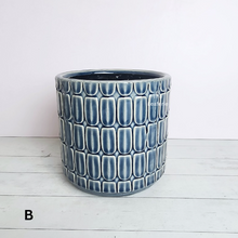 Load image into Gallery viewer, The Leaferie Kinsley flowerpot. 2 colours and size. ceramic material