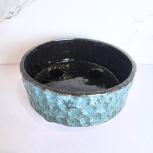 Load image into Gallery viewer, The Leaferie Bolin shallow pot with legs. ceramic material