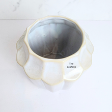 Load image into Gallery viewer, The Leaferie Fountaine white flowerpot. ceramic material