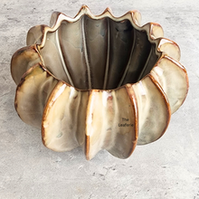 Load image into Gallery viewer, The Leaferie Jeroa beige flowerpot. ceramic material