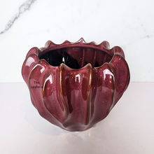 Load image into Gallery viewer, The Leaferie Elo flowerpot. 2 colours and sizes. green and red ceramic pot
