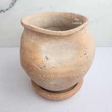 Load image into Gallery viewer, The Leaferie Yun Terracotta pot with tray