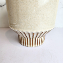 Load image into Gallery viewer, The Leaferie Natalie pot. ceramic material and beige colour.