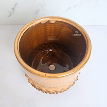 Load image into Gallery viewer, The Leaferie Keenan pot with stand. ceramic material