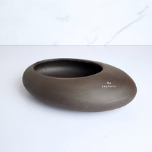Load image into Gallery viewer, The Leaferie Georgia shallow pot. 2 colours white and brown. ceramic material