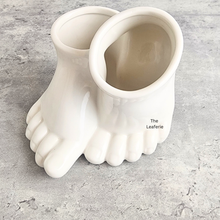 Load image into Gallery viewer, The Leaferie Stomy foot black and white ceramic pot.