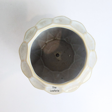 Load image into Gallery viewer, The Leaferie Fountaine white flowerpot. ceramic material