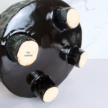 Load image into Gallery viewer, The Leaferie Bolin shallow pot with legs. ceramic material