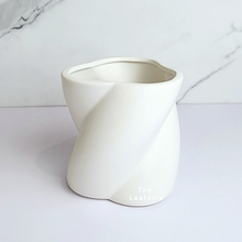 Load image into Gallery viewer, The Leaferie Synnove ceramic planter. 2 colours. front view of B