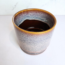 Load image into Gallery viewer, The Leaferie Tove ceramic pot. 2 colours.