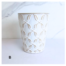 Load image into Gallery viewer, The Leaferie Isola pot. 2 colors ceramic pot. white and beige.