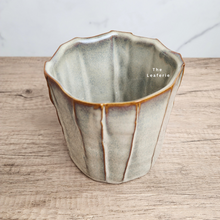 Load image into Gallery viewer, The Leaferie Darby pot. ceramic material.