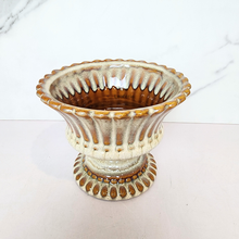 Load image into Gallery viewer, The Leaferie Amara flowerpot. 2 colours beige and green. ceramic material