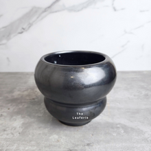 Load image into Gallery viewer, The Leaferie Dalip black pot. 2 sizes. ceramic pot