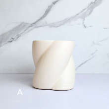 Load image into Gallery viewer, The Leaferie Synnove ceramic planter. 2 colours. front view of A