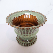 Load image into Gallery viewer, The Leaferie Amara flowerpot. 2 colours beige and green. ceramic material