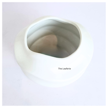 Load image into Gallery viewer, The Leaferie Nami white flowerpot. ceramic material