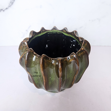 Load image into Gallery viewer, The Leaferie Elo flowerpot. 2 colours and sizes. green and red ceramic pot