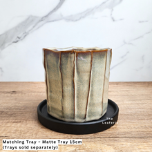 Load image into Gallery viewer, The Leaferie Darby pot. ceramic material.