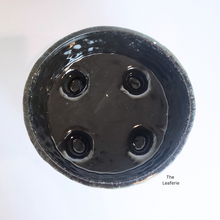 Load image into Gallery viewer, The Leaferie Bolin shallow pot with legs. ceramic material